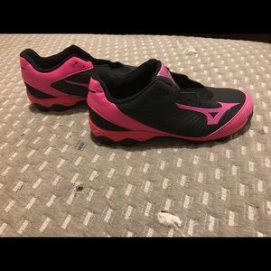 Girl’s Mizuno Softball Cleats - Size 9.5